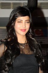 Shruthi Hassan at Yevadu App launch
